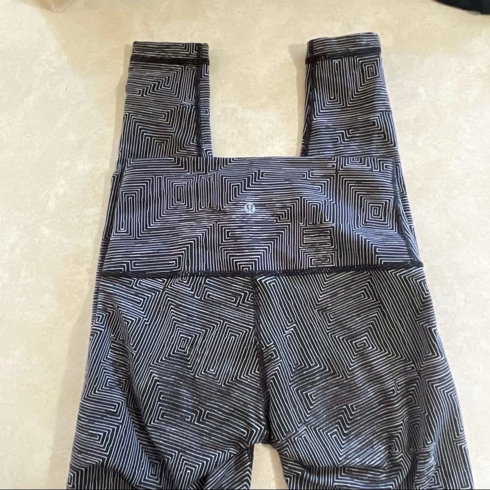 Women’s LuluLemon Geomtric Square print legging pants size 6 black white